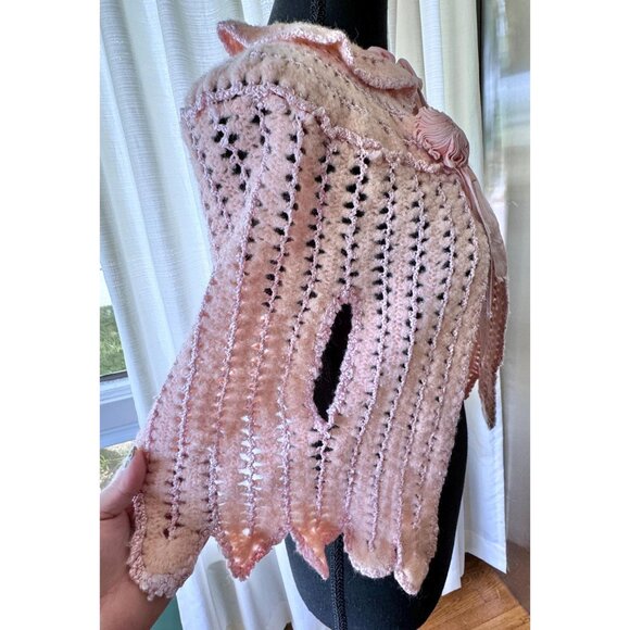 Vintage 50s bed jacket, soft pastel pink crocheted bed robe, knitted capelet - Picture 8 of 10